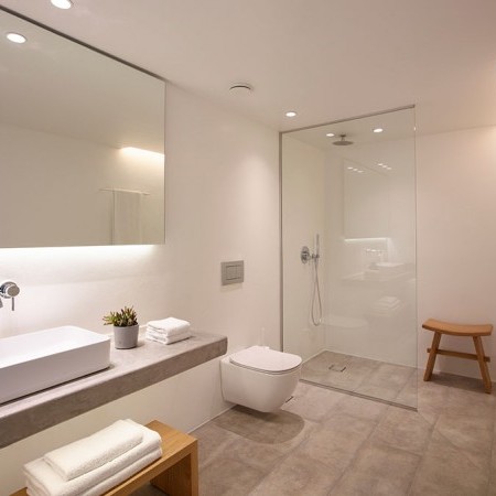 one of the en-suite bath rooms