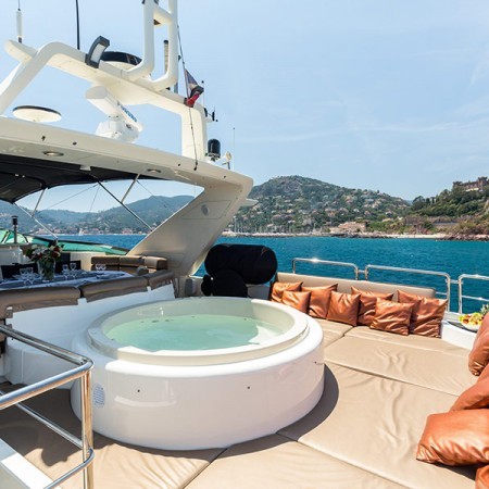 Accama Delta yacht Jacuzzi