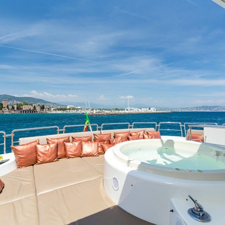 Accama Delta yacht Jacuzzi