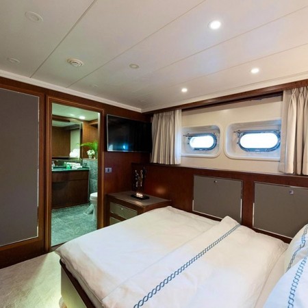 cabin for 2 charter guests