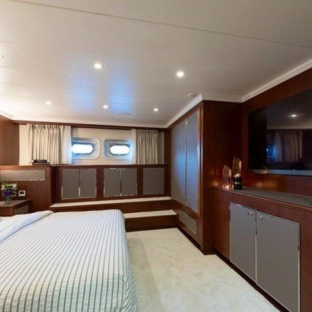 cabin for 2 charter guests