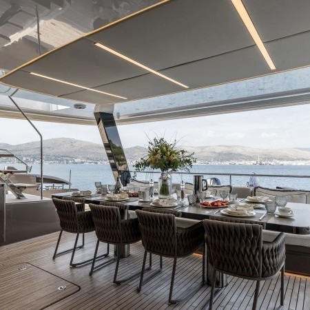 alfresco dining on Amileo yacht