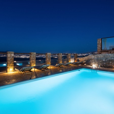 villa Anansi pool lights at night