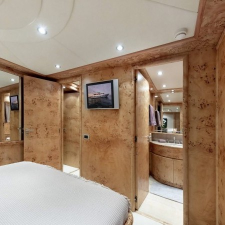 cabin for 2 charter guests