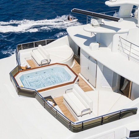 Apogee yacht Jacuzzi