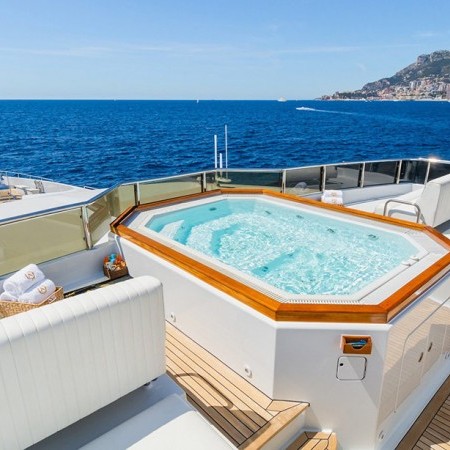 Apogee yacht Jacuzzi