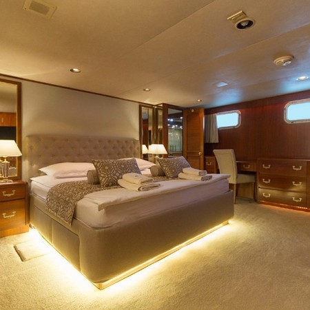 double cabin for 2 charter guests