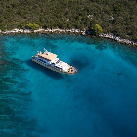 AURIANE Yacht Charter | 30.21m Broward Marine