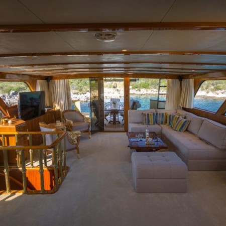 AURIANE Yacht Charter | 30.21m Broward Marine