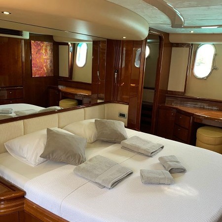 yacht for rent in Mykonos