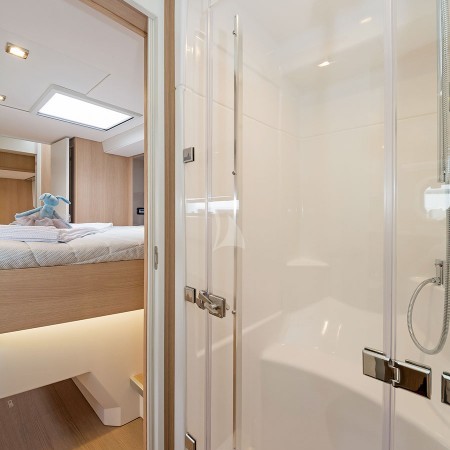 bathroom at Babalu sailing yacht