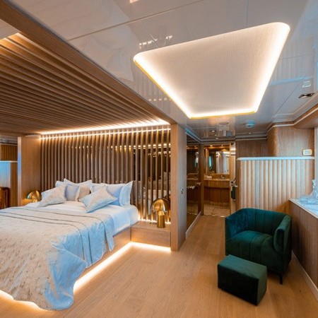 cabin for 2 charter guests on Barents