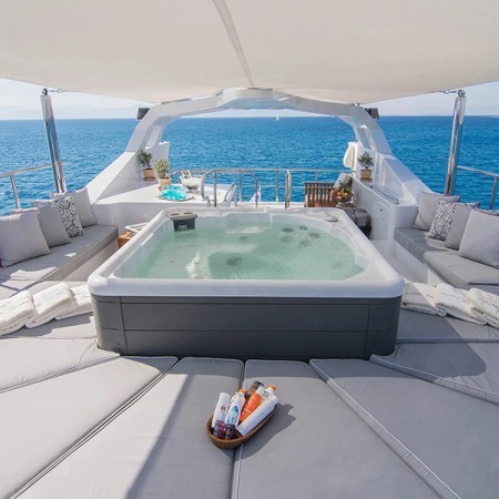 Bella Stella yacht Jacuzzi