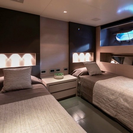 twin cabin for 2 charter guests