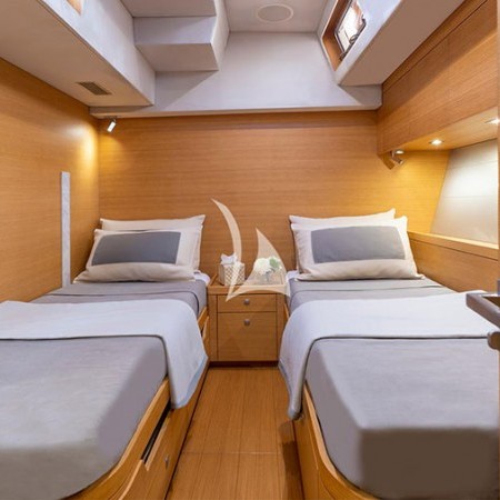 twin cabin for 2 charter guests