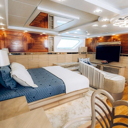 cabin for 2 charter guests