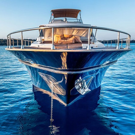 the front view of Diams yacht