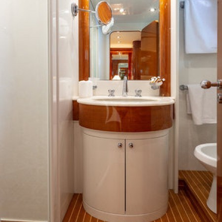 Efmaria yacht bathroom