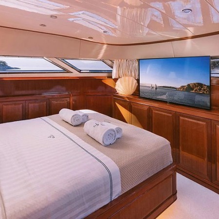 Cabin for 2 charter guests