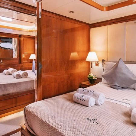 Cabin for 2 charter guests