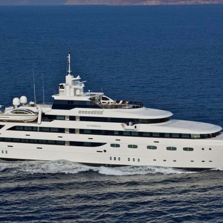 Emir yacht charter side view