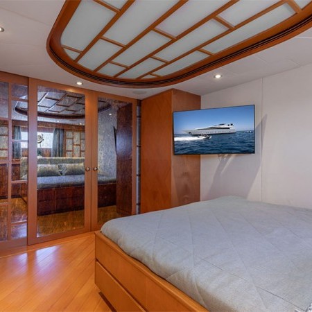 cabin for 2 charter guests