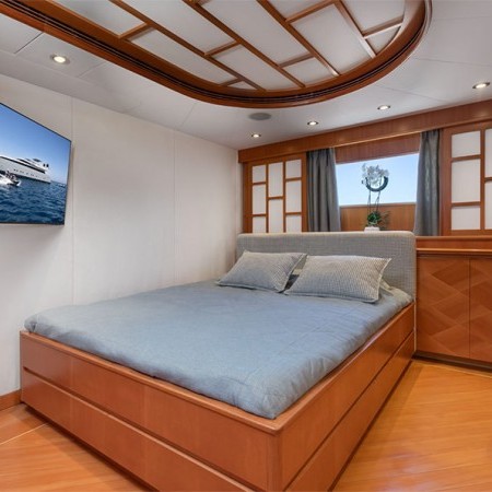 cabin for 2 charter guests