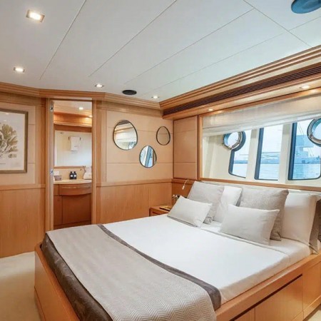 double cabin for 2 charter guests