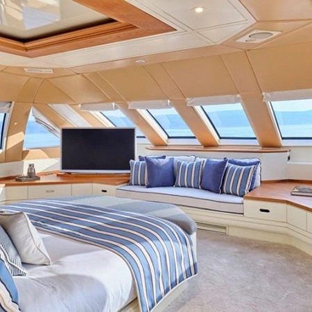 cabin for 2 charter guests on Gelly