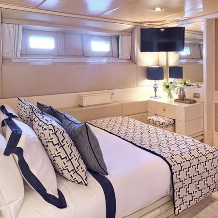 cabin for 2 charter guests on Gelly