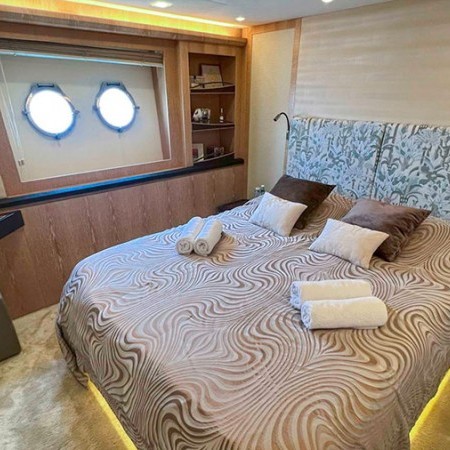 double cabin for 2 charter guests