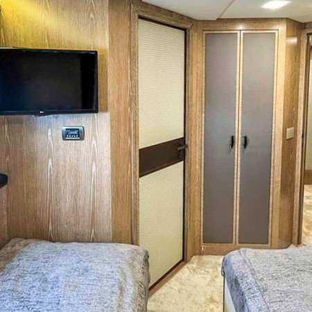 twin cabin for 2 charter guests