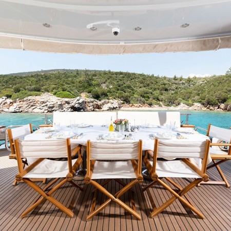 deck dining of the boat