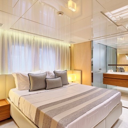 Master cabin of Golden Yacht