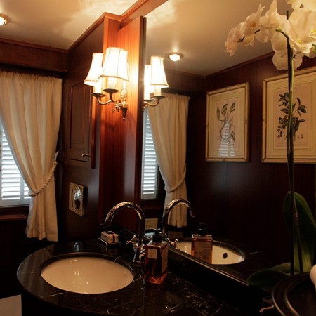 luxurious bathroom