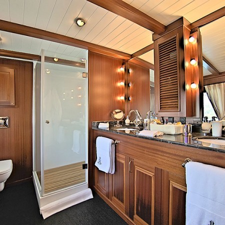 luxurious bathroom