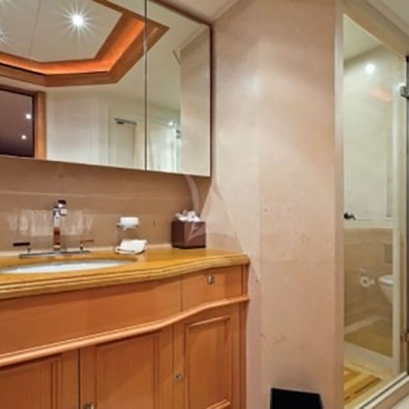 Hana yacht bathroom