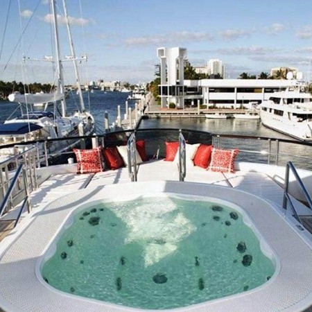 Idefix II yacht charter Jacuzzi