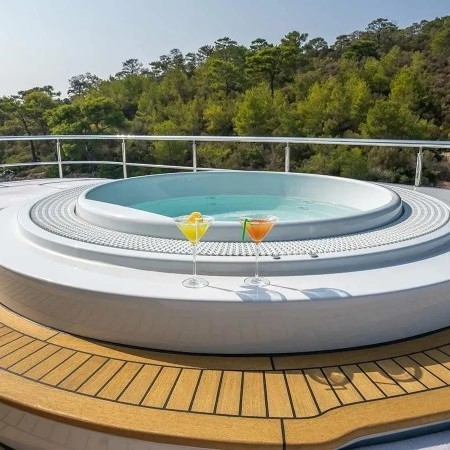 Immersive yacht Jacuzzi