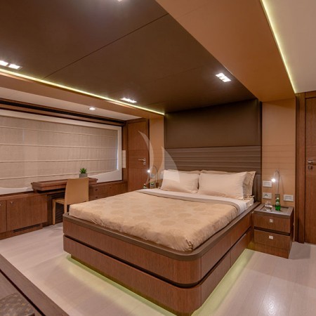 Infinitas yacht cabin