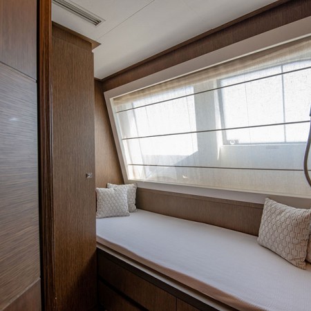 Infinitas yacht cabin