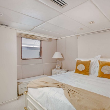 cabin for 2 charter guests