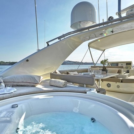 yacht charter Jacuzzi