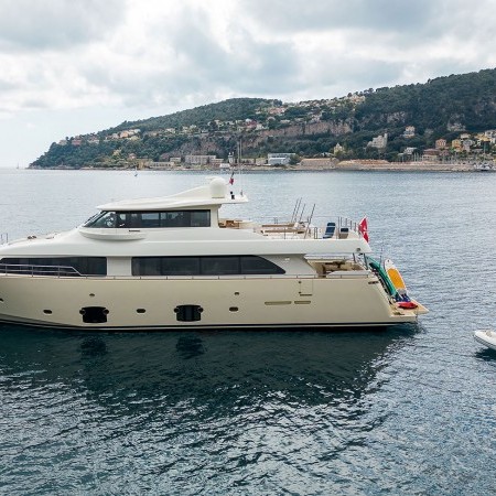 Ferretti 86 yacht charter La Pausa