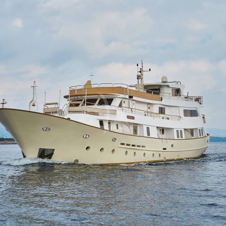 La Perla yacht charter