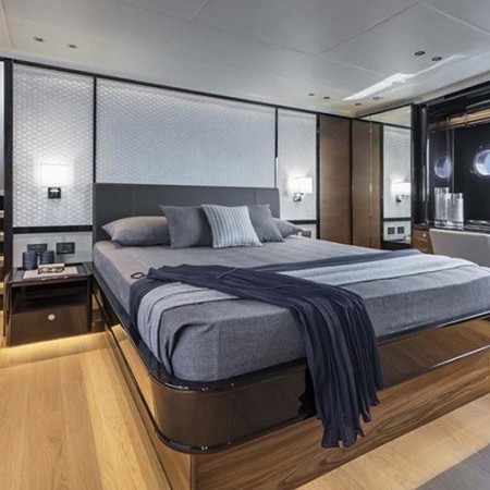 Legend II yacht cabin