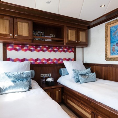 twin cabin Legend yacht