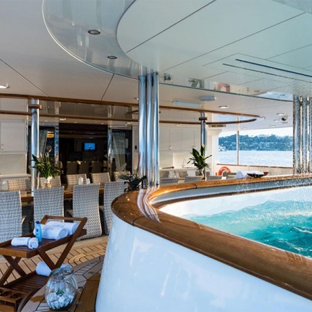 Legend yacht Jacuzzi