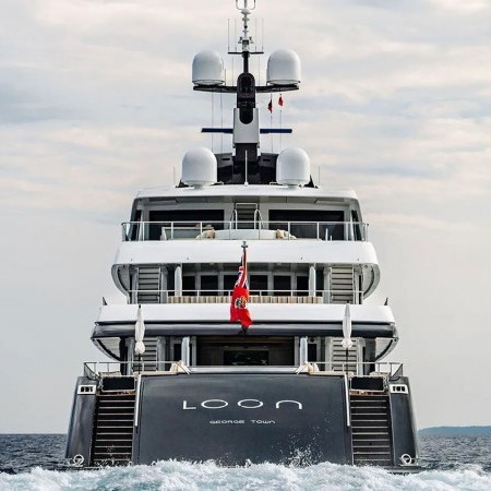 back view of Loon 221 superyacht