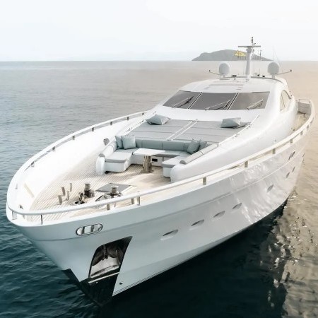 Mac yacht front view